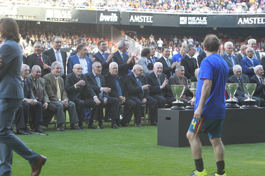 Lleno total por el centenario del Valencia. Mestalla se rinde a los pies de un partido único por el aniversario del club con un homenaje a los jugadores valencianistas de diferentes épocas. Un combinado con las leyendas del Valencia CF se enfrenta a un equipo de históricos de la selección española