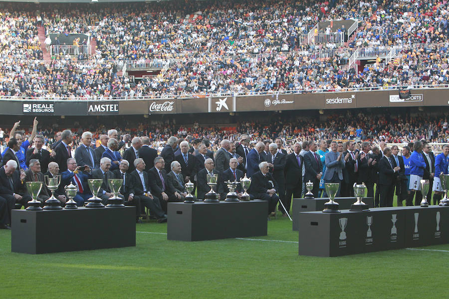 Lleno total por el centenario del Valencia. Mestalla se rinde a los pies de un partido único por el aniversario del club con un homenaje a los jugadores valencianistas de diferentes épocas. Un combinado con las leyendas del Valencia CF se enfrenta a un equipo de históricos de la selección española