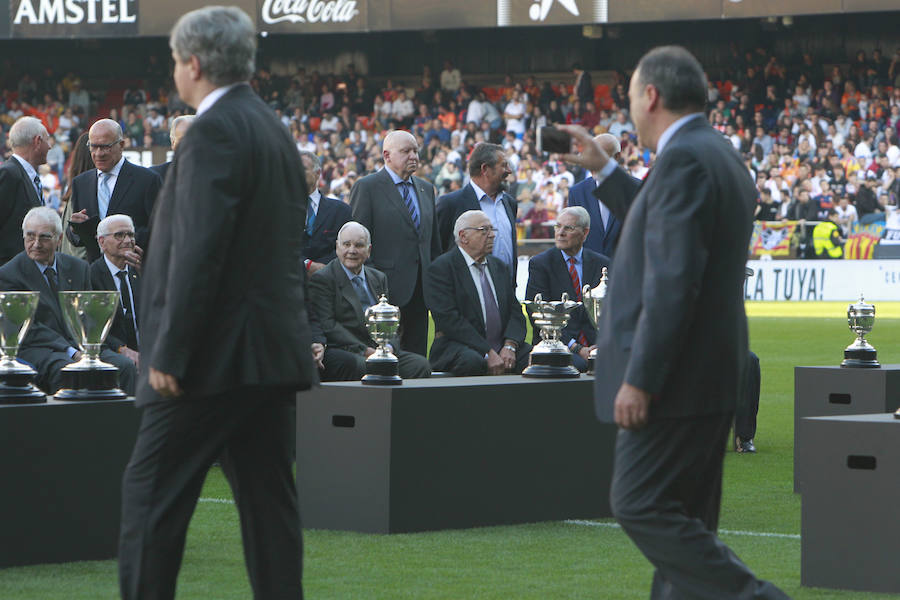 Lleno total por el centenario del Valencia. Mestalla se rinde a los pies de un partido único por el aniversario del club con un homenaje a los jugadores valencianistas de diferentes épocas. Un combinado con las leyendas del Valencia CF se enfrenta a un equipo de históricos de la selección española