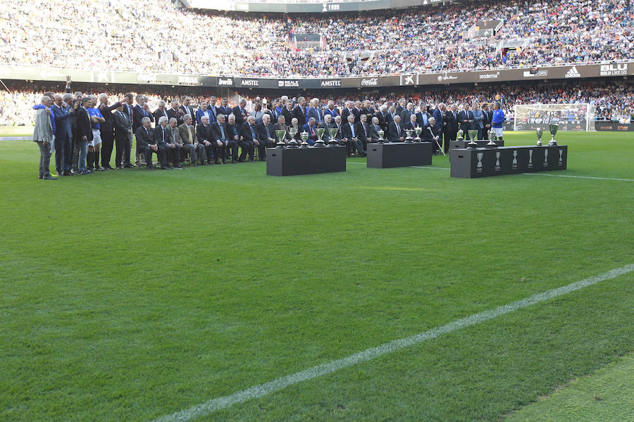 Lleno total por el centenario del Valencia. Mestalla se rinde a los pies de un partido único por el aniversario del club con un homenaje a los jugadores valencianistas de diferentes épocas. Un combinado con las leyendas del Valencia CF se enfrenta a un equipo de históricos de la selección española