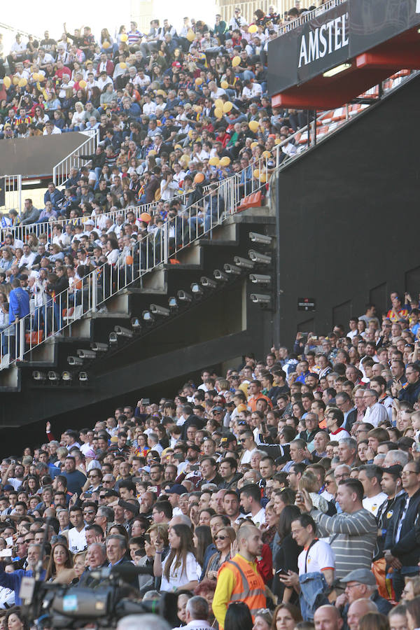 Lleno total por el centenario del Valencia. Mestalla se rinde a los pies de un partido único por el aniversario del club con un homenaje a los jugadores valencianistas de diferentes épocas. Un combinado con las leyendas del Valencia CF se enfrenta a un equipo de históricos de la selección española