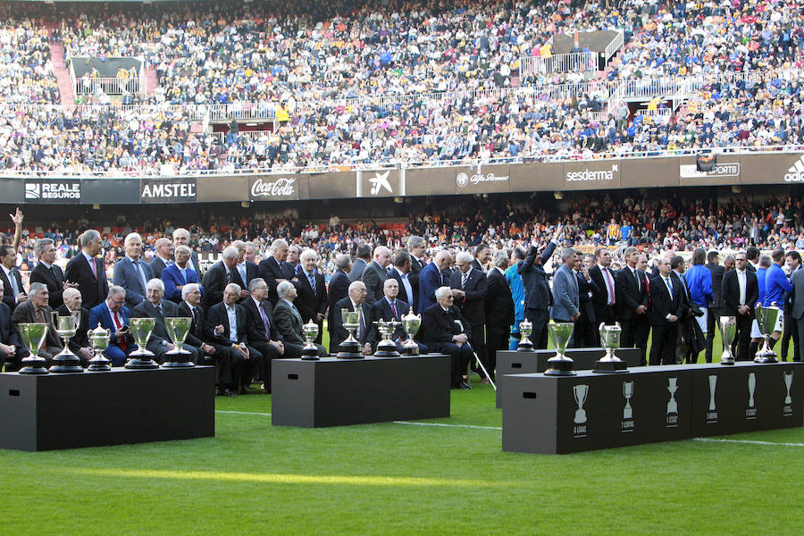 Lleno total por el centenario del Valencia. Mestalla se rinde a los pies de un partido único por el aniversario del club con un homenaje a los jugadores valencianistas de diferentes épocas. Un combinado con las leyendas del Valencia CF se enfrenta a un equipo de históricos de la selección española