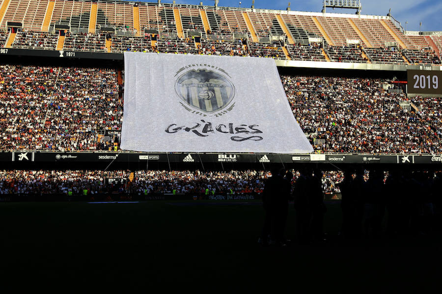 Lleno total por el centenario del Valencia. Mestalla se rinde a los pies de un partido único por el aniversario del club con un homenaje a los jugadores valencianistas de diferentes épocas. Un combinado con las leyendas del Valencia CF se enfrenta a un equipo de históricos de la selección española