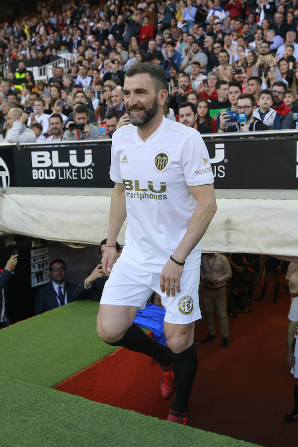 Lleno total por el centenario del Valencia. Mestalla se rinde a los pies de un partido único por el aniversario del club con un homenaje a los jugadores valencianistas de diferentes épocas. Un combinado con las leyendas del Valencia CF se enfrenta a un equipo de históricos de la selección española