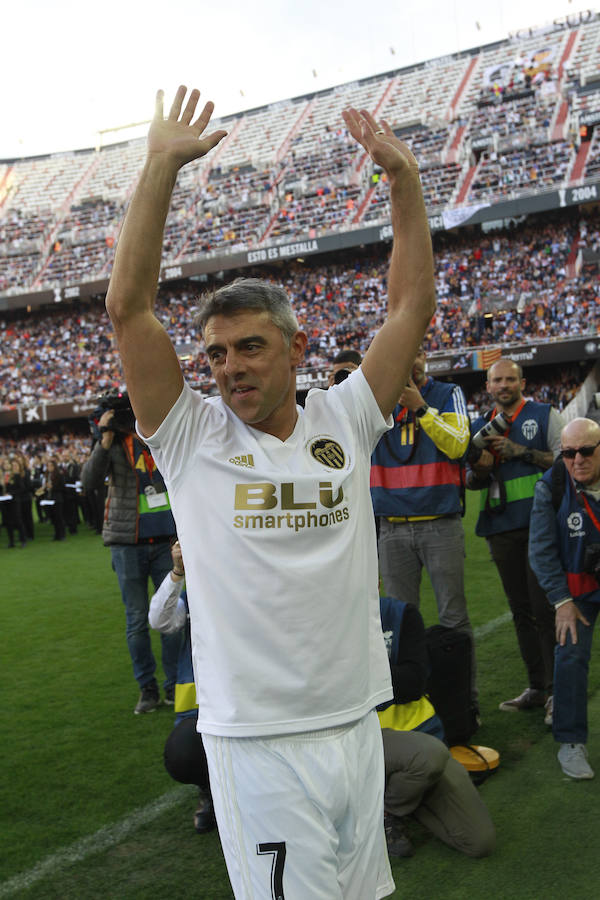 Lleno total por el centenario del Valencia. Mestalla se rinde a los pies de un partido único por el aniversario del club con un homenaje a los jugadores valencianistas de diferentes épocas. Un combinado con las leyendas del Valencia CF se enfrenta a un equipo de históricos de la selección española