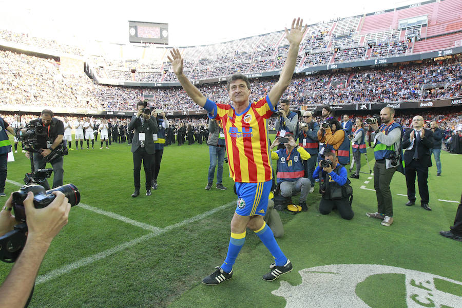 Lleno total por el centenario del Valencia. Mestalla se rinde a los pies de un partido único por el aniversario del club con un homenaje a los jugadores valencianistas de diferentes épocas. Un combinado con las leyendas del Valencia CF se enfrenta a un equipo de históricos de la selección española