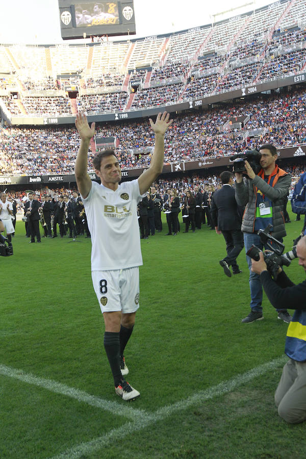 Lleno total por el centenario del Valencia. Mestalla se rinde a los pies de un partido único por el aniversario del club con un homenaje a los jugadores valencianistas de diferentes épocas. Un combinado con las leyendas del Valencia CF se enfrenta a un equipo de históricos de la selección española