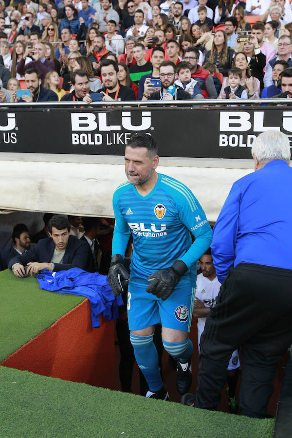 Lleno total por el centenario del Valencia. Mestalla se rinde a los pies de un partido único por el aniversario del club con un homenaje a los jugadores valencianistas de diferentes épocas. Un combinado con las leyendas del Valencia CF se enfrenta a un equipo de históricos de la selección española