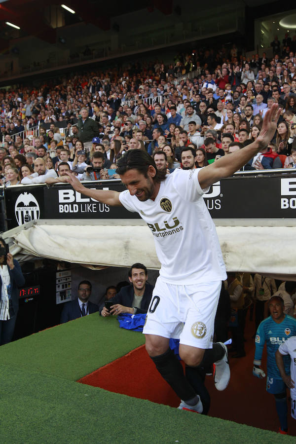 Lleno total por el centenario del Valencia. Mestalla se rinde a los pies de un partido único por el aniversario del club con un homenaje a los jugadores valencianistas de diferentes épocas. Un combinado con las leyendas del Valencia CF se enfrenta a un equipo de históricos de la selección española