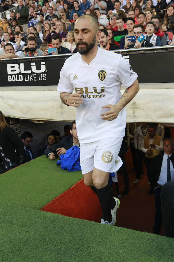 Lleno total por el centenario del Valencia. Mestalla se rinde a los pies de un partido único por el aniversario del club con un homenaje a los jugadores valencianistas de diferentes épocas. Un combinado con las leyendas del Valencia CF se enfrenta a un equipo de históricos de la selección española