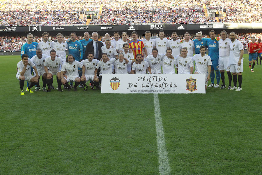 Lleno total por el centenario del Valencia. Mestalla se rinde a los pies de un partido único por el aniversario del club con un homenaje a los jugadores valencianistas de diferentes épocas. Un combinado con las leyendas del Valencia CF se enfrenta a un equipo de históricos de la selección española