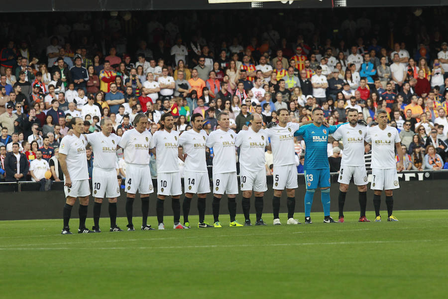 Lleno total por el centenario del Valencia. Mestalla se rinde a los pies de un partido único por el aniversario del club con un homenaje a los jugadores valencianistas de diferentes épocas. Un combinado con las leyendas del Valencia CF se enfrenta a un equipo de históricos de la selección española