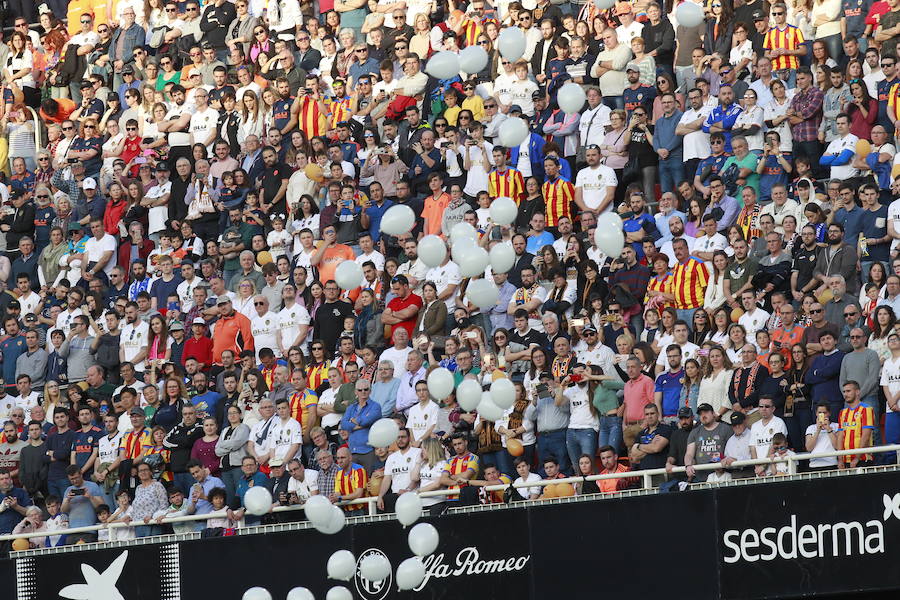 Lleno total por el centenario del Valencia. Mestalla se rinde a los pies de un partido único por el aniversario del club con un homenaje a los jugadores valencianistas de diferentes épocas. Un combinado con las leyendas del Valencia CF se enfrenta a un equipo de históricos de la selección española