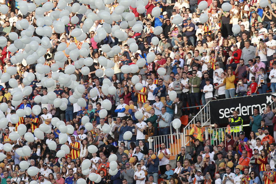 Lleno total por el centenario del Valencia. Mestalla se rinde a los pies de un partido único por el aniversario del club con un homenaje a los jugadores valencianistas de diferentes épocas. Un combinado con las leyendas del Valencia CF se enfrenta a un equipo de históricos de la selección española