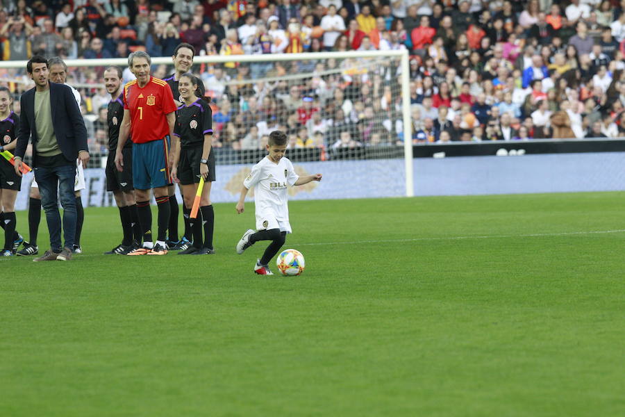 Lleno total por el centenario del Valencia. Mestalla se rinde a los pies de un partido único por el aniversario del club con un homenaje a los jugadores valencianistas de diferentes épocas. Un combinado con las leyendas del Valencia CF se enfrenta a un equipo de históricos de la selección española