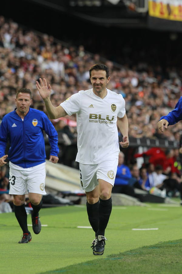 Lleno total por el centenario del Valencia. Mestalla se rinde a los pies de un partido único por el aniversario del club con un homenaje a los jugadores valencianistas de diferentes épocas. Un combinado con las leyendas del Valencia CF se enfrenta a un equipo de históricos de la selección española