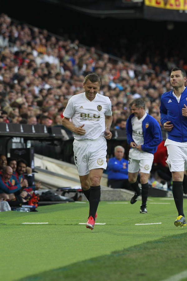 Lleno total por el centenario del Valencia. Mestalla se rinde a los pies de un partido único por el aniversario del club con un homenaje a los jugadores valencianistas de diferentes épocas. Un combinado con las leyendas del Valencia CF se enfrenta a un equipo de históricos de la selección española