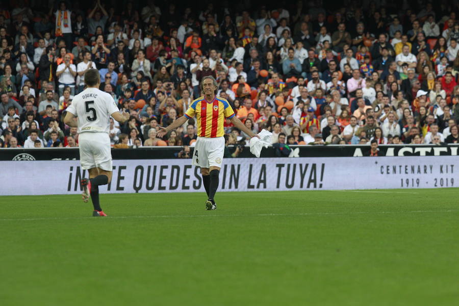 Lleno total por el centenario del Valencia. Mestalla se rinde a los pies de un partido único por el aniversario del club con un homenaje a los jugadores valencianistas de diferentes épocas. Un combinado con las leyendas del Valencia CF se enfrenta a un equipo de históricos de la selección española