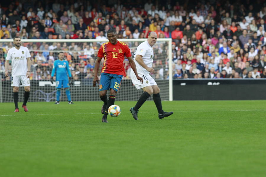 Lleno total por el centenario del Valencia. Mestalla se rinde a los pies de un partido único por el aniversario del club con un homenaje a los jugadores valencianistas de diferentes épocas. Un combinado con las leyendas del Valencia CF se enfrenta a un equipo de históricos de la selección española