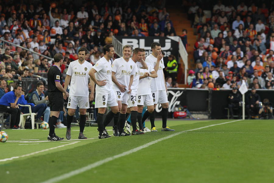 Lleno total por el centenario del Valencia. Mestalla se rinde a los pies de un partido único por el aniversario del club con un homenaje a los jugadores valencianistas de diferentes épocas. Un combinado con las leyendas del Valencia CF se enfrenta a un equipo de históricos de la selección española