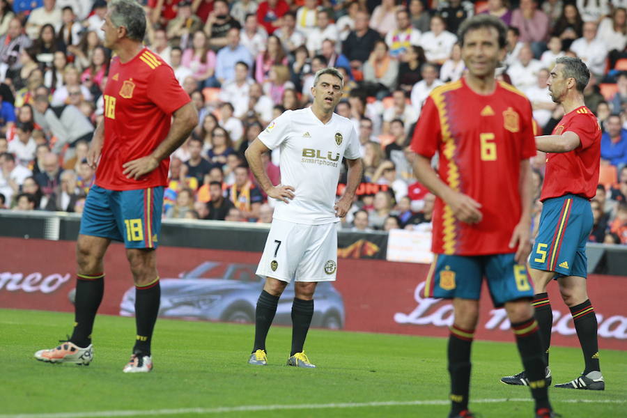 Lleno total por el centenario del Valencia. Mestalla se rinde a los pies de un partido único por el aniversario del club con un homenaje a los jugadores valencianistas de diferentes épocas. Un combinado con las leyendas del Valencia CF se enfrenta a un equipo de históricos de la selección española