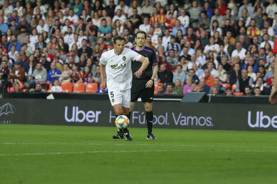 Lleno total por el centenario del Valencia. Mestalla se rinde a los pies de un partido único por el aniversario del club con un homenaje a los jugadores valencianistas de diferentes épocas. Un combinado con las leyendas del Valencia CF se enfrenta a un equipo de históricos de la selección española