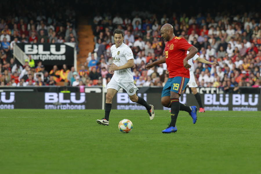 Lleno total por el centenario del Valencia. Mestalla se rinde a los pies de un partido único por el aniversario del club con un homenaje a los jugadores valencianistas de diferentes épocas. Un combinado con las leyendas del Valencia CF se enfrenta a un equipo de históricos de la selección española