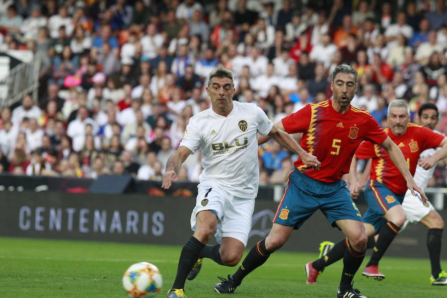 Lleno total por el centenario del Valencia. Mestalla se rinde a los pies de un partido único por el aniversario del club con un homenaje a los jugadores valencianistas de diferentes épocas. Un combinado con las leyendas del Valencia CF se enfrenta a un equipo de históricos de la selección española