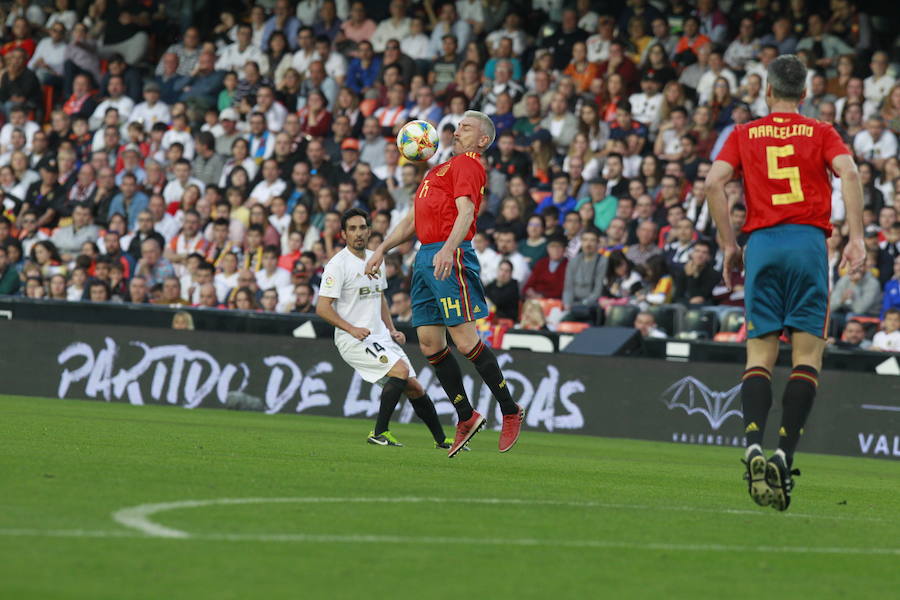 Lleno total por el centenario del Valencia. Mestalla se rinde a los pies de un partido único por el aniversario del club con un homenaje a los jugadores valencianistas de diferentes épocas. Un combinado con las leyendas del Valencia CF se enfrenta a un equipo de históricos de la selección española