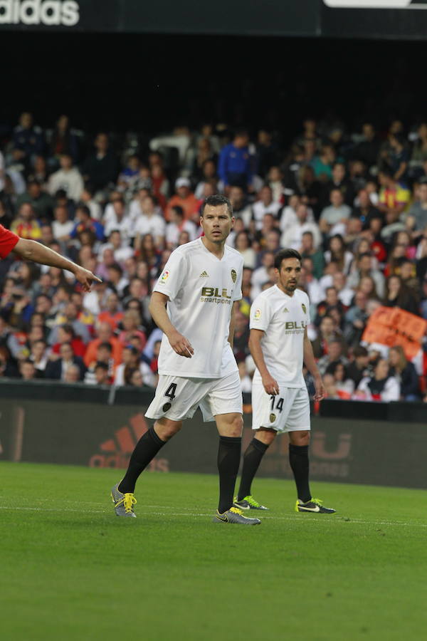 Lleno total por el centenario del Valencia. Mestalla se rinde a los pies de un partido único por el aniversario del club con un homenaje a los jugadores valencianistas de diferentes épocas. Un combinado con las leyendas del Valencia CF se enfrenta a un equipo de históricos de la selección española