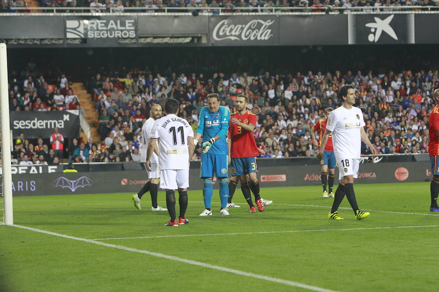 Lleno total por el centenario del Valencia. Mestalla se rinde a los pies de un partido único por el aniversario del club con un homenaje a los jugadores valencianistas de diferentes épocas. Un combinado con las leyendas del Valencia CF se enfrenta a un equipo de históricos de la selección española