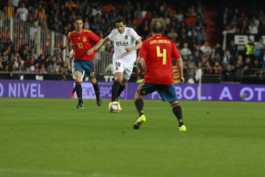 Lleno total por el centenario del Valencia. Mestalla se rinde a los pies de un partido único por el aniversario del club con un homenaje a los jugadores valencianistas de diferentes épocas. Un combinado con las leyendas del Valencia CF se enfrenta a un equipo de históricos de la selección española