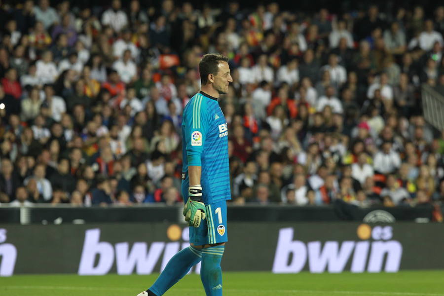 Lleno total por el centenario del Valencia. Mestalla se rinde a los pies de un partido único por el aniversario del club con un homenaje a los jugadores valencianistas de diferentes épocas. Un combinado con las leyendas del Valencia CF se enfrenta a un equipo de históricos de la selección española