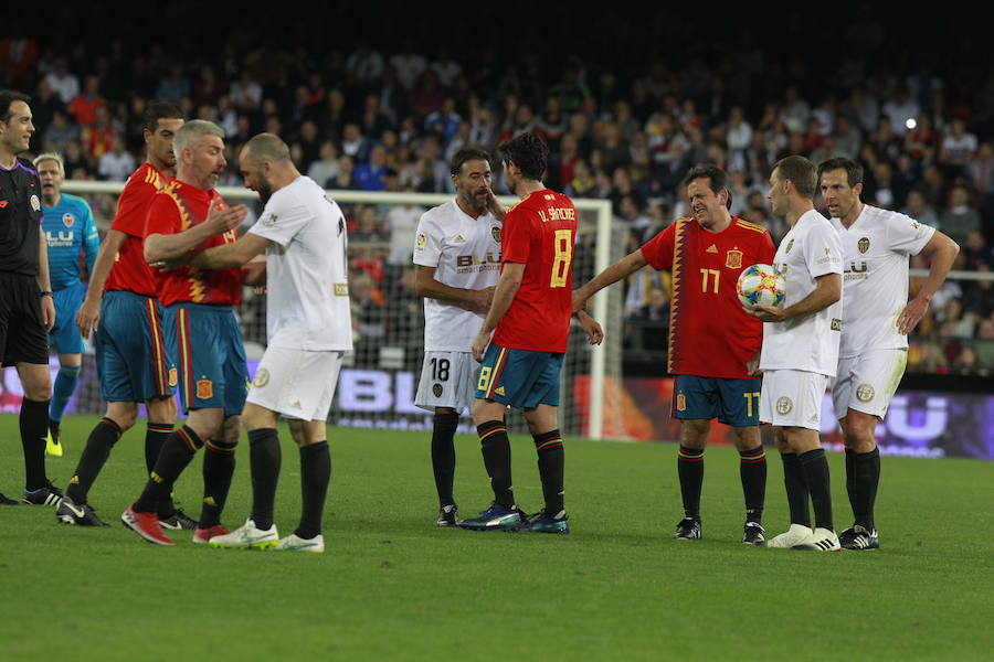 Lleno total por el centenario del Valencia. Mestalla se rinde a los pies de un partido único por el aniversario del club con un homenaje a los jugadores valencianistas de diferentes épocas. Un combinado con las leyendas del Valencia CF se enfrenta a un equipo de históricos de la selección española