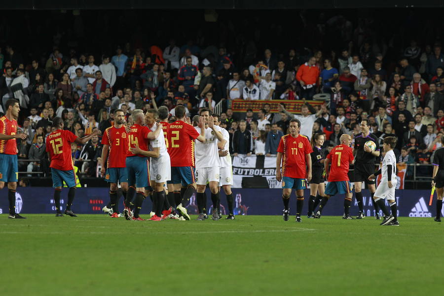 Lleno total por el centenario del Valencia. Mestalla se rinde a los pies de un partido único por el aniversario del club con un homenaje a los jugadores valencianistas de diferentes épocas. Un combinado con las leyendas del Valencia CF se enfrenta a un equipo de históricos de la selección española