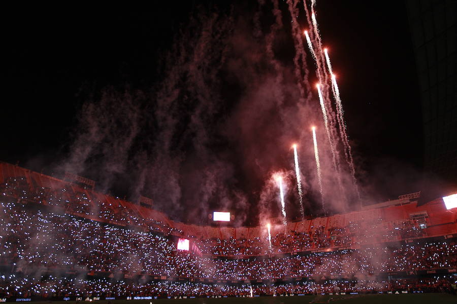 Lleno total por el centenario del Valencia. Mestalla se rinde a los pies de un partido único por el aniversario del club con un homenaje a los jugadores valencianistas de diferentes épocas. Un combinado con las leyendas del Valencia CF se enfrenta a un equipo de históricos de la selección española