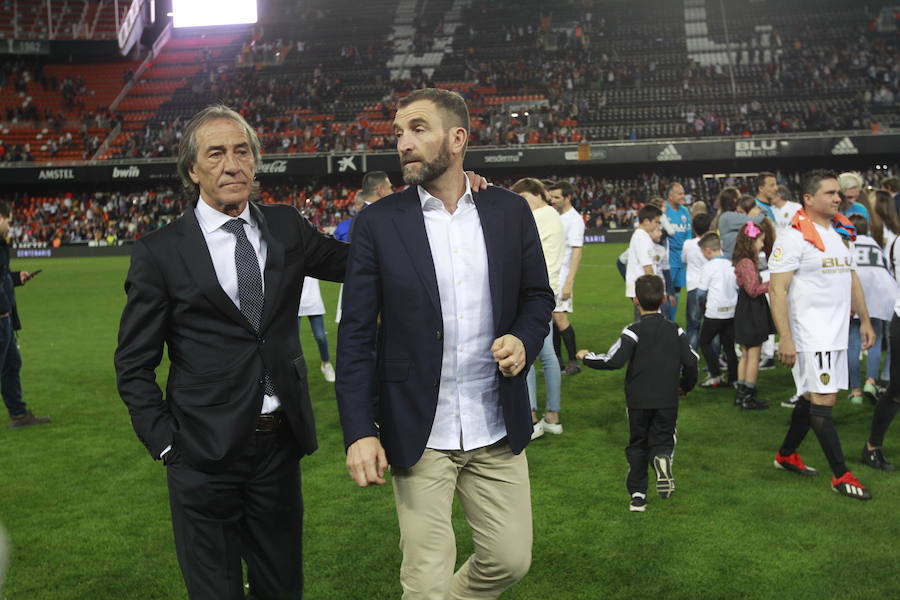 Lleno total por el centenario del Valencia. Mestalla se rinde a los pies de un partido único por el aniversario del club con un homenaje a los jugadores valencianistas de diferentes épocas. Un combinado con las leyendas del Valencia CF se enfrenta a un equipo de históricos de la selección española