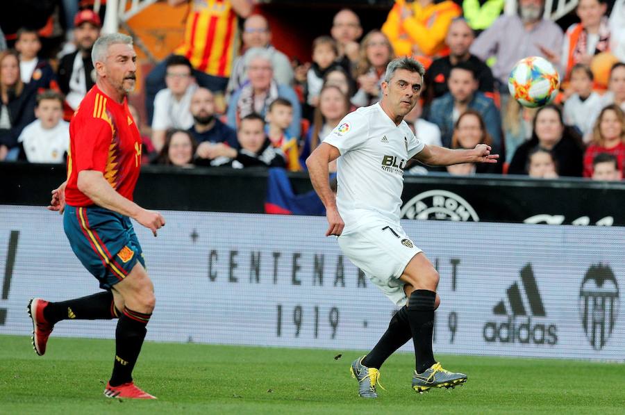 Lleno total por el centenario del Valencia. Mestalla se rinde a los pies de un partido único por el aniversario del club con un homenaje a los jugadores valencianistas de diferentes épocas. Un combinado con las leyendas del Valencia CF se enfrenta a un equipo de históricos de la selección española