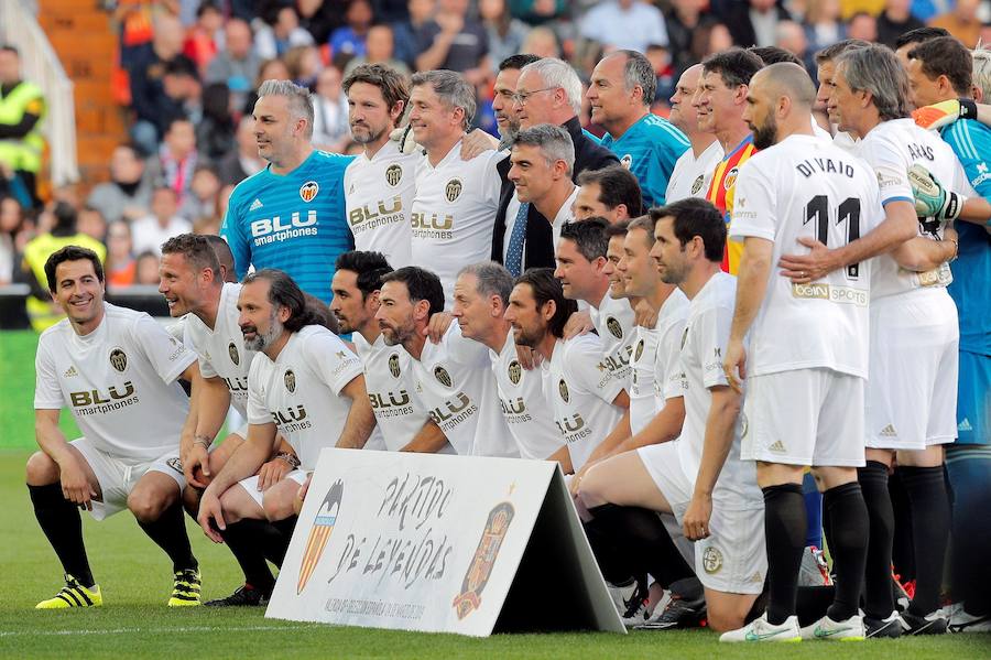 Lleno total por el centenario del Valencia. Mestalla se rinde a los pies de un partido único por el aniversario del club con un homenaje a los jugadores valencianistas de diferentes épocas. Un combinado con las leyendas del Valencia CF se enfrenta a un equipo de históricos de la selección española