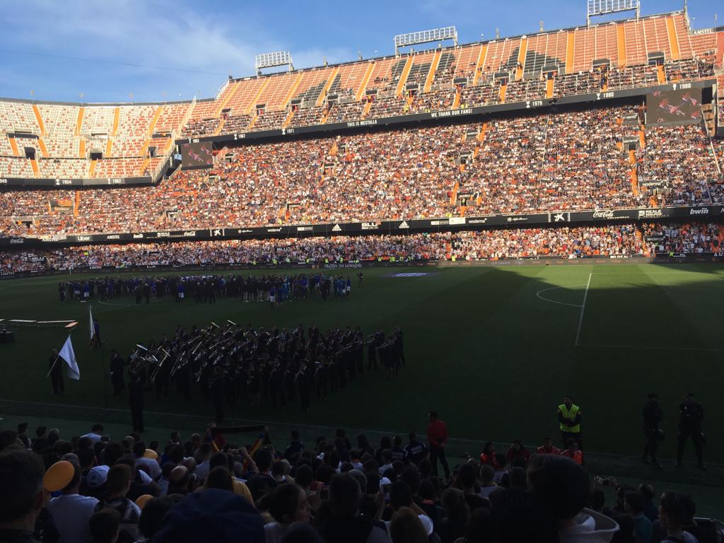 Lleno total por el centenario del Valencia. Mestalla se rinde a los pies de un partido único por el aniversario del club con un homenaje a los jugadores de diferentes épocas. 