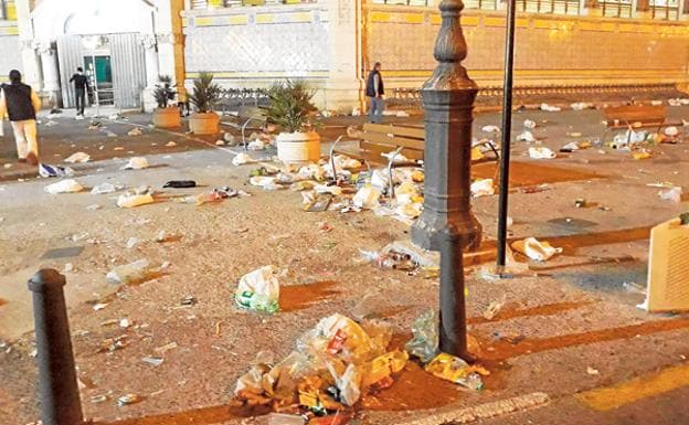 Restos de basura en el entorno del Mercado Central en Fallas, antes de la retirada por parte de las brigadas de las comisiones.
