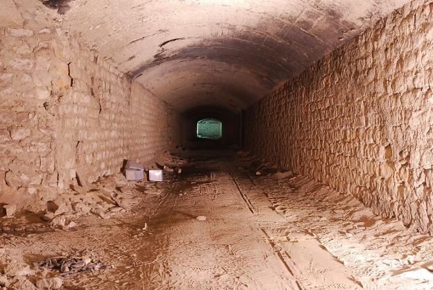 Galerías de la antigua refinería La Británica, ahora abandonada. 