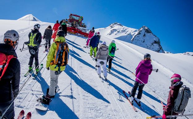 Esquiadores y snowboarders ayudan a hacer crecer, un año más, las pistas de los centros situados en Aragón