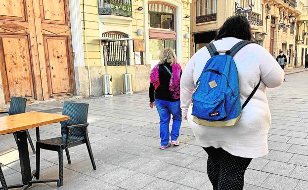 Dos mujeres caminan por una calle de Valencia.