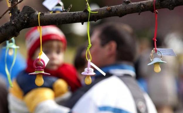 Un padre con su hijo en el parque.