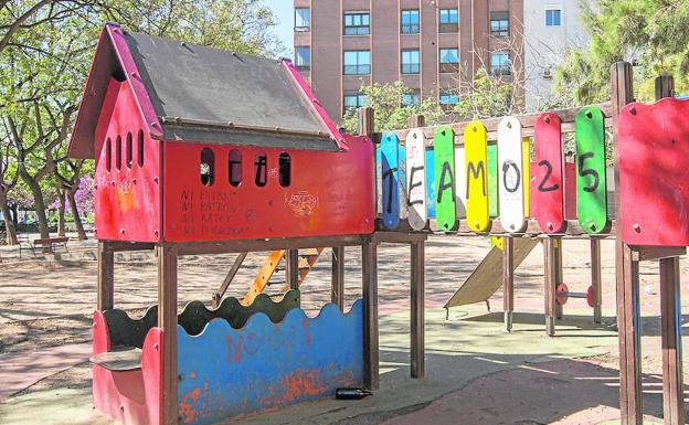 Vandalismo. Las pintadas son una constante en muchos parques, como el Manuel Granero o el de la calle del Hospital.