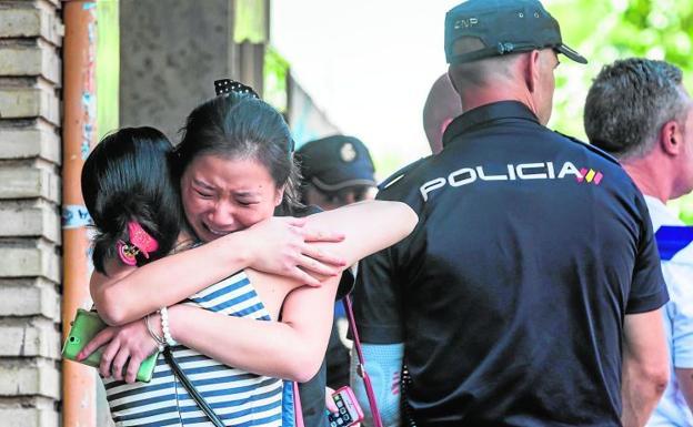 Abrazos y llanto tras la tragedia en la calle Tomás de Villarroya.