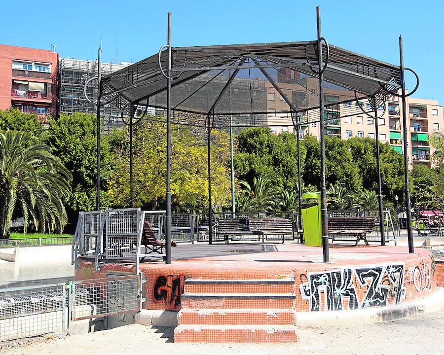 Pintadas. Muchos parques de la ciudad están afeados por pintadas y grafitis en sus muros, como la pérgola del Enrique Granados.