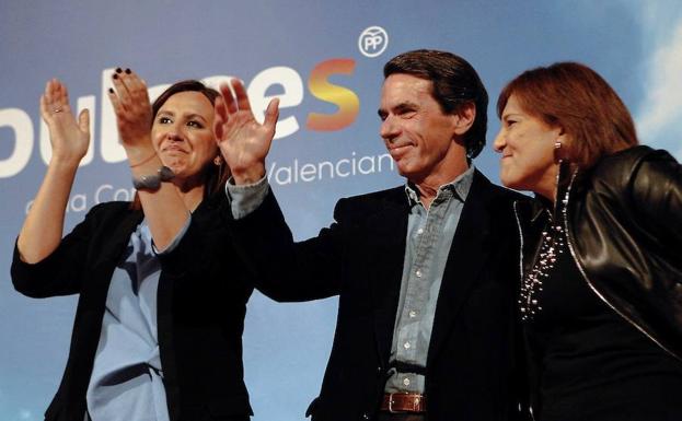 José María Aznar, acompañado por María José Català e Isabel Bonig. 
