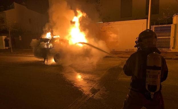Arde un coche que estaba estacionado en Xàbia